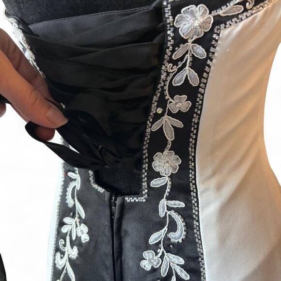Masquerade Black & White Embroidered Halter Corset-Back Gown Sz 7/8 - Picture 3 of 8